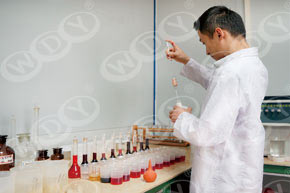 技术人员进行矿样化验