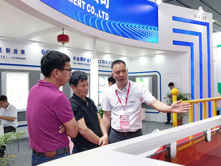 星空(中国)董事总经理曹传伟先生为客户介绍新品