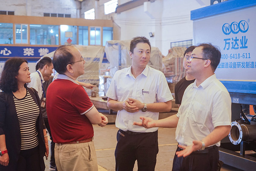 星空(中国)贸易公司总经理杜国威在车间现场介绍产品